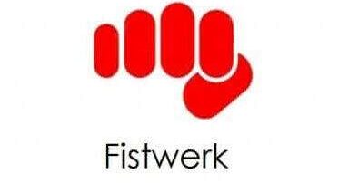 Nahaufnahme eines roten Fistsymbols auf weißem Hintergrund, unterhalb der Schrift „Fistwerk“, symbolisiert Stärke und Gemeinschaft.