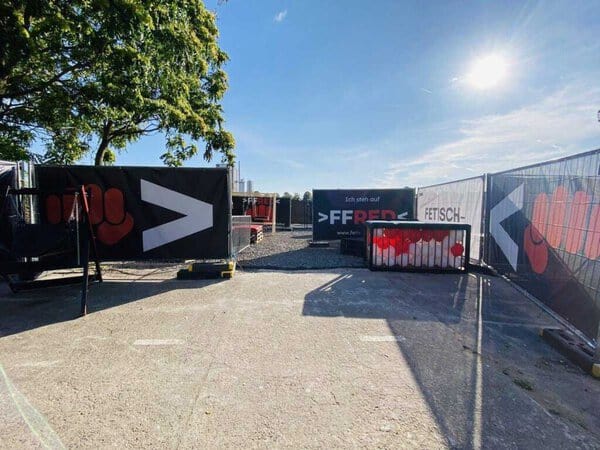 Fistwerk Eventgelände mit Fistee- und Fetisch-Branding.
