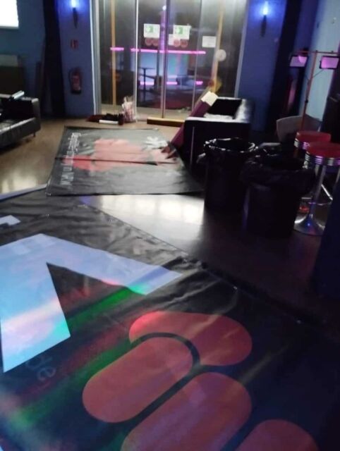 Spielbereich mit Fist- und Assplay-Ausr&uuml;stung, Lounge-Atmosph&auml;re, intime Location.