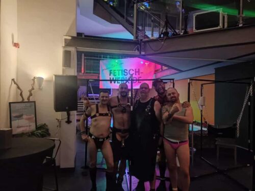 Shw1000, Menschen bei Fistwerk Event mit Fetisch Dekoration, Fetisch Community Fisten, XXL Toys, Assplay, Slings, Fetisch Party.