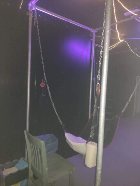 Schaukel mit Chain-Harness f&uuml;r Fisting und Assplay, sinnvolle Nutzung in BDSM-Settings.