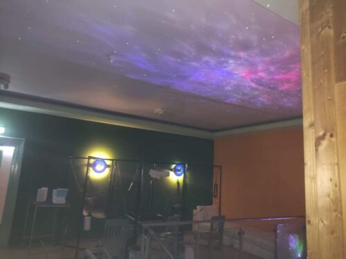 Nebulose Sternenhimmel-Projektor, schafft eine spirituelle Atmosph&auml;re und erg&auml;nzt das Fisting- und Assplay-Setup.