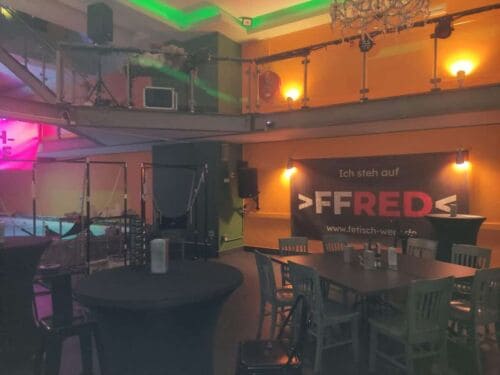 B&uuml;hne mit Fistwerk-Branding und Tanzfl&auml;che in einer Bar.