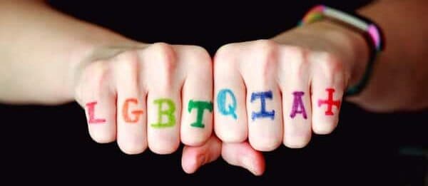 LGBTQ+ Pride Symbol auf den Fingern, Vielfalt und Akzeptanz in der Community.