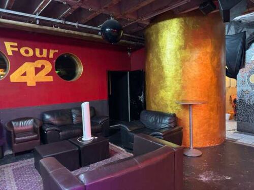 Gem&uuml;tliche Lounge im Fistwerk mit stilvoller Einrichtung f&uuml;r Fist sessions.