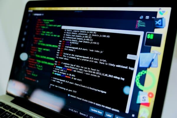 Erklärung durchsichtiges Code-Fenster, Offenheit für Technik, Programmieren, Softwareentwicklung.