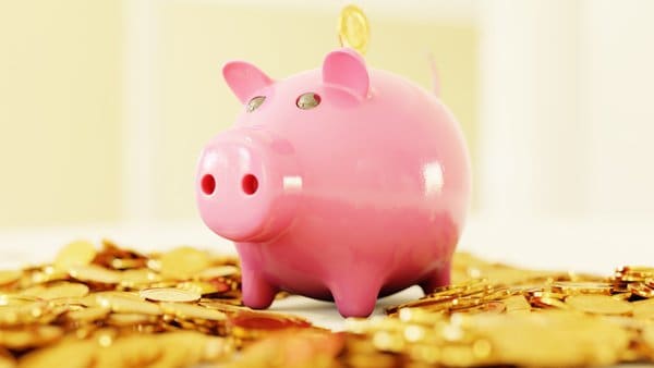 Geldsparschwein mit Münzen, Symbol für Finanzen und Sparen.