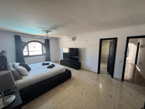Modernes Hotelzimmer mit Doppelbett, Flachbildfernseher und Bad, helle Einrichtung, große Fenster, komfortabler Aufenthalt, ruhige Lage, saubere und gepflegte Unterkunft.