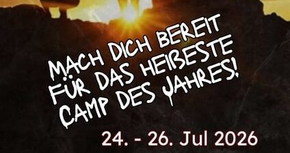 Ein Bild von einem Sonnenuntergang bei einem Sommerlager, das die Atmosphäre eines Outdoor-Camps zeigt, mit warmem Licht und Naturkulisse.