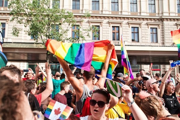Fistwerk-regnbogeflagge-beim-lgbtq-parade-in-der-stadt.
