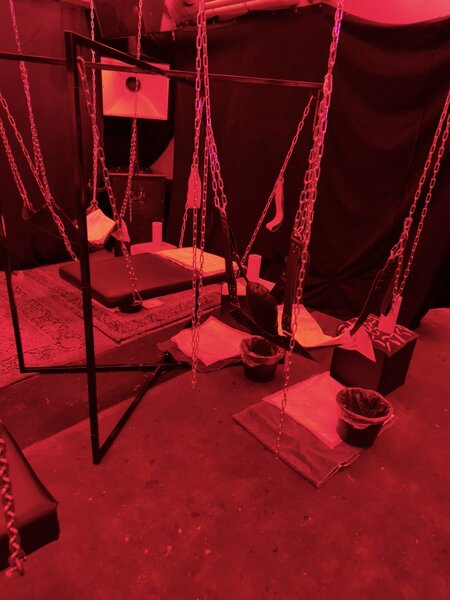 BDSM-Station mit Ketten und Matratzen bei Fistwerk in Stuttgart, geeignet f&uuml;r erotische Spiele und Fetisch-Events.