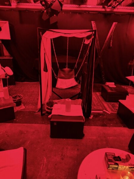 BDSM Bondage-Station mit Seilen, Fesselung und Sitzgelegenheit, f&uuml;r erotische Spiele und Fetisch-Events in Stuttgart. Perfekt f&uuml;r intensive Erfahrungen in einem stilvollen Ambiente.