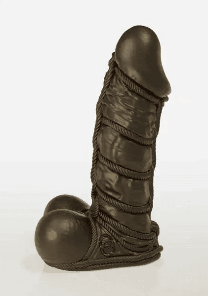 Dildo mit Riemen, der an einen Penis erinnert, aus schwarzem Material, mit Riemen zum Befestigen. Perfekt für BDSM- und Fetisch-Spielarten, hochwertig verarbeitet für intensive Erfahrungen.
