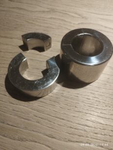 Hochwertige Edelstahlmetallteile, die bei Fistwerk erhältlich sind, mit glatten Oberflächen und präziser Verarbeitung, ideal für verschiedene technische oder handwerkliche Anwendungen.